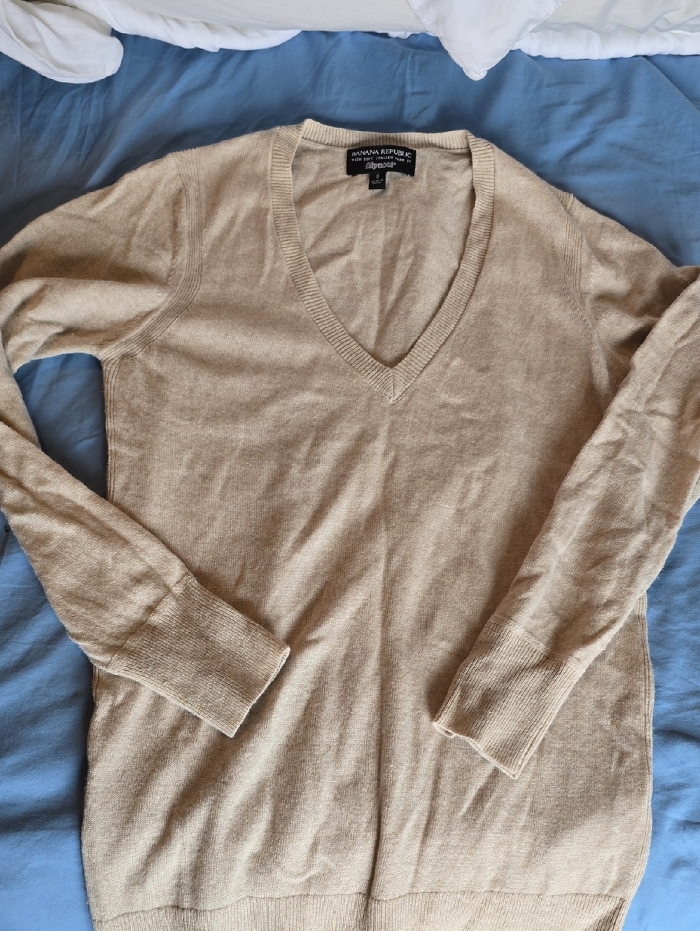 Banana Republic Women’s V-Neck Sweater in Light Beige
